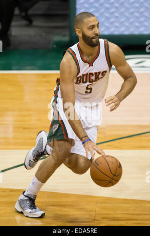 Milwaukee, WI, Stati Uniti d'America. Il 2 gennaio, 2015. Milwaukee Bucks guard Kendall Marshall (5) durante l'azione di gioco di gioco di NBA tra Indiana Pacers e il Milwaukee Bucks a BMO Harris Bradley Center di Milwaukee, WI. Pacers ha sconfitto i Bucks 94-91. John Fisher/CSM/Alamy Live News Foto Stock