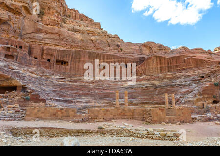 Teatro romano arena Nabatean nella città di Petra, Giordania Foto Stock