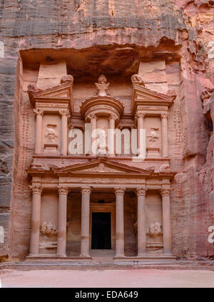 Il Tesoro nell'antica città di Petra scavate nella roccia, Giordania Foto Stock