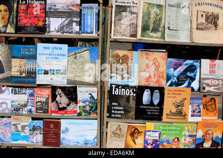 Sbiadito dal sole - libri per la vendita su un mercato cubano stallo in Havana, Cuba Foto Stock