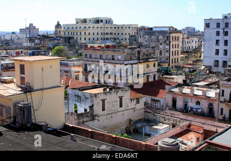 La vista attraverso l'Avana dal bar sul tetto dell'Hotel Ambos Mundos in Cuba Foto Stock