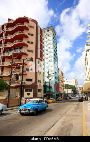 Una vecchia vettura americana la guida su una strada nella città dell Avana a Cuba Foto Stock