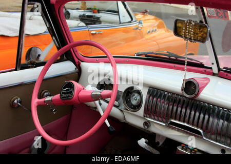 Volante e sul cruscotto di un'annata Chevrolet in Havana, Cuba Foto Stock