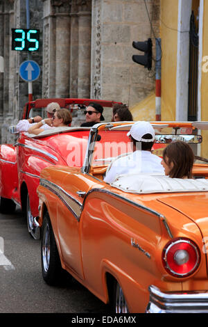 Vintage American cars in attesa ad un semaforo a l'Avana vecchia sull isola di Cuba Foto Stock