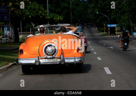 I turisti la guida in un vintage americano classico Buick auto a l'Avana, Cuba Foto Stock