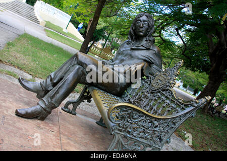 Scultura di John Lennon seduto su una panchina di John Lennon Park, situato nel quartiere Vedado di Havana, Cuba Foto Stock