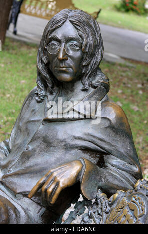 Scultura di John Lennon seduto su una panchina di John Lennon Park, situato nel quartiere Vedado di Havana, Cuba Foto Stock