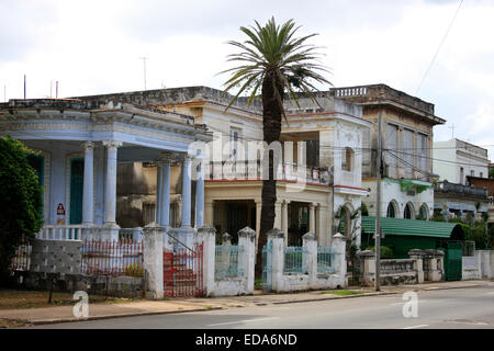 Vecchi mansions cubano su Calle 17 vicino al Parque Lennon all Avana, Cuba Foto Stock