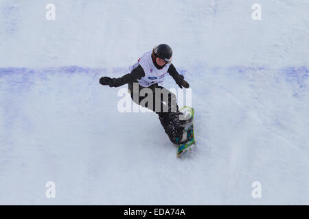ISTANBUL, Turchia - 20 dicembre 2014: Henna IKOLA salto nella FIS Coppa del Mondo di Snowboard Big Air. Questo è il primo grande evento di aria per entrambi, Foto Stock