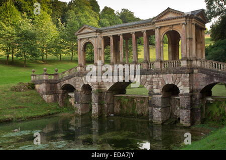 Lago e Ponte palladiane in prima Park, bagno, progettato e costruito da Ralph Allen nel XVIII secolo. Foto Stock