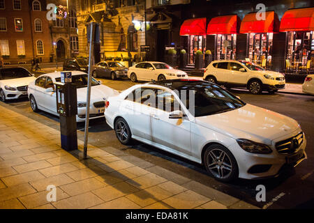 Bianco auto parcheggiata fino a notte sulla South Parade street nel centro cittadino di Leeds Foto Stock