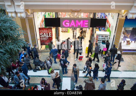 Game shop all'interno del Intu Trafford Centro commerciale al coperto in complesso Dumplington, Greater Manchester, Inghilterra Foto Stock