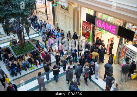 Game shop all'interno del Intu Trafford Centro commerciale al coperto in complesso Dumplington, Greater Manchester, Inghilterra Foto Stock