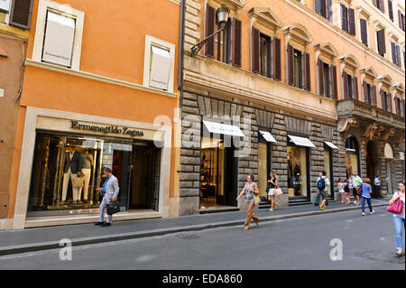 I turisti ad esplorare le famose Via Condotti street con designer e conosciuti marchi di lussuosi negozi, Roma, Italia. Foto Stock