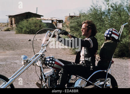 Easy Rider è un 1969 American road movie scritto da Peter Fonda e Dennis Hopper, e Terry Southern, prodotta da Fonda e diretto dalla tramoggia. Si racconta la storia di due biker (giocato da Fonda e tramoggia) che viaggiano attraverso il sud-ovest americano e sud. Foto Stock