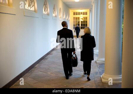 Il Presidente Usa Barack Obama passeggiate lungo la Casa Bianca colonnato con Anita Decker Breckenridge, Vice Capo del personale per le operazioni sulla sua via di casa per il residence Settembre 19, 2014 a Washington, DC. Foto Stock