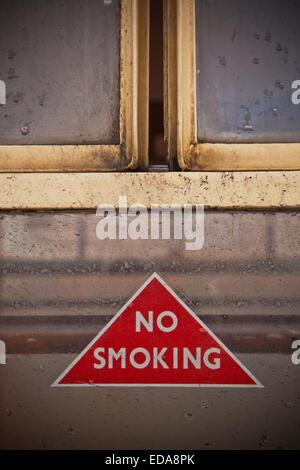 In vecchio stile per non fumatori i segni sulla finestra di un vintage C20 treno a vapore, Kidderminster WORCESTERSHIRE REGNO UNITO Foto Stock