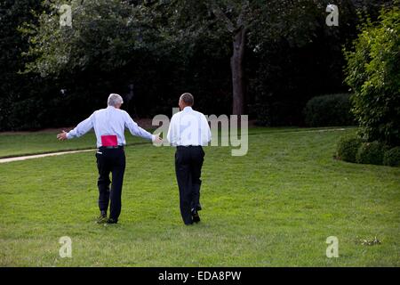Il Presidente Usa Barack Obama prende un fine della giornata a piedi con il capo del personale Denis McDonough per rivedere i temi del giorno sui motivi del sud della Casa Bianca Settembre 22, 2014 a Washington, DC. Foto Stock