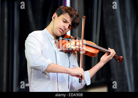 Barcellona - 23 maggio: il violinista di pulire Bandit (British gruppo elettronico) a Primavera Festival Pop da Los 40 Principales. Foto Stock