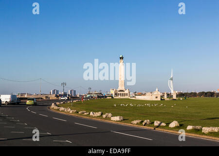 Vista di Southsea e Portsmouth lungomare con Spinnaker Tower e Navale di Portsmouth Estensione del Memoriale di commemorazione dei caduti in mare in una giornata di sole Foto Stock