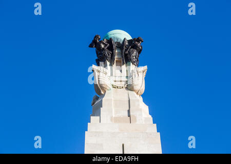 Sculture di navi e angeli sulla sommità del Navale di Portsmouth Memorial estensione su Southsea seafront che ricorda quelli persi in mare Foto Stock