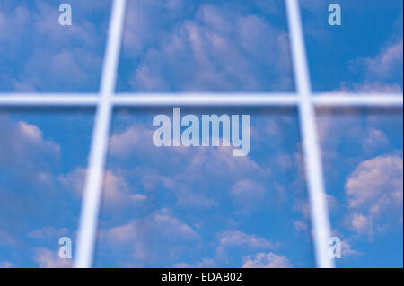 Cumulus nubi riflessi sunrise nella finestra Foto Stock