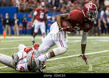 1 gennaio 2015: Alabama Crimson Tide wide receiver DeAndrew bianco (2) viene affrontato da Ohio State Buckeyes linebacker Darron Lee (43) durante l'Allstate Sugar Bowl gioco tra la Ohio State Buckeyes e Alabama Crimson Tide al Mercedes-Benz Superdome di New Orleans, LA. Il Buckeyes sconfitto il Crimson Tide 42-35. Foto Stock