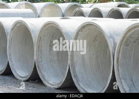 Tubo di calcestruzzo per uso in costruzione, edilizia e industria pesante Foto Stock