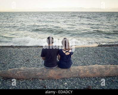 Una giovane coppia che guarda al mare. Victoria, British Columbia, Canada. Foto Stock