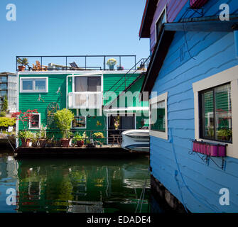 Pittoresche case galleggianti galleggianti in Fisherman Wharf in Victoria, British Columbia, Canada. Foto Stock