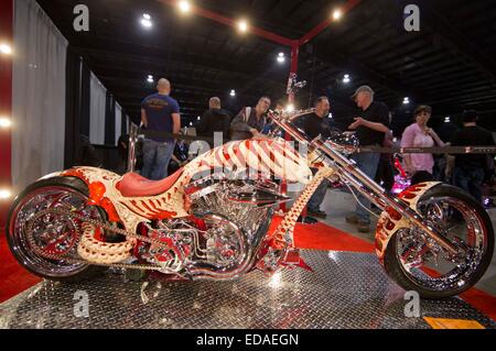 (150104) -- TORONTO, gen. 4, 2015 (Xinhua)-- I visitatori osservano un motociclo durante la 39th North American International Motorcycle Supershow a Toronto, Canada, Gen 3, 2015. Come il più grande consumatore motorcycle show in Nord America, l'evento di tre giorni ha dato dei calci a fuori il venerdì visualizza oltre mille motocicli e tira in più di 50.000 partecipanti. (Xinhua/Zou Zheng) Foto Stock