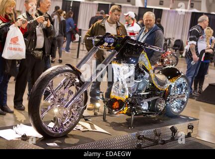 (150104) -- TORONTO, gen. 4, 2015 (Xinhua)-- I visitatori osservano un motociclo durante la 39th North American International Motorcycle Supershow a Toronto, Canada, Gen 3, 2015. Come il più grande consumatore motorcycle show in Nord America, l'evento di tre giorni ha dato dei calci a fuori il venerdì visualizza oltre mille motocicli e tira in più di 50.000 partecipanti. (Xinhua/Zou Zheng) Foto Stock