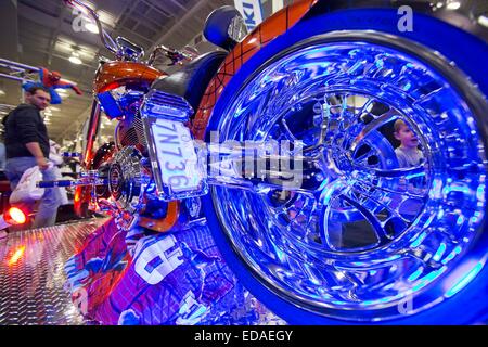 (150104) -- TORONTO, gen. 4, 2015 (Xinhua)-- I visitatori osservano un motociclo durante la 39th North American International Motorcycle Supershow a Toronto, Canada, Gen 3, 2015. Come il più grande consumatore motorcycle show in Nord America, l'evento di tre giorni ha dato dei calci a fuori il venerdì visualizza oltre mille motocicli e tira in più di 50.000 partecipanti. (Xinhua/Zou Zheng) Foto Stock