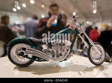 (150104) -- TORONTO, gen. 4, 2015 (Xinhua)-- I visitatori osservano un modello di motocicletta durante il trentanovesimo North American International Motorcycle Supershow a Toronto, Canada, Gen 3, 2015. Come il più grande consumatore motorcycle show in Nord America, l'evento di tre giorni ha dato dei calci a fuori il venerdì visualizza oltre mille motocicli e tira in più di 50.000 partecipanti. (Xinhua/Zou Zheng) Foto Stock