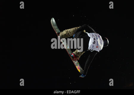 ISTANBUL, Turchia - 20 dicembre 2014: seppe Smits salto nella FIS Coppa del Mondo di Snowboard Big Air. Questo è il primo grande evento di aria per entrambi, Foto Stock