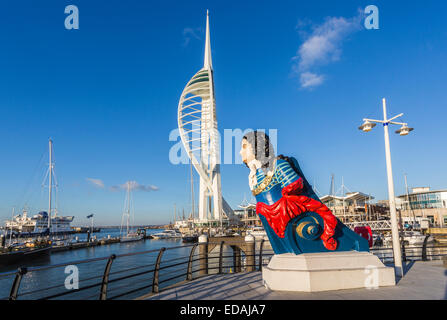 Costa sud vista del paesaggio: l'iconico punto di riferimento Spinnaker Tower sullo skyline, Gunwharf Quays, Portsmouth con la polena da HMS Marlborough Foto Stock