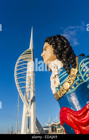 Costa sud vista del paesaggio: l'iconico punto di riferimento Spinnaker Tower sullo skyline, Gunwharf Quays, Portsmouth con la polena da HMS Marlborough Foto Stock