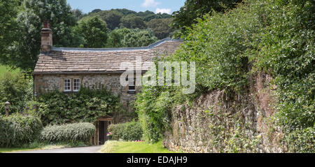 Pittoreschi cottage in Downham villaggio in Lancashire, Inghilterra, Regno Unito Foto Stock