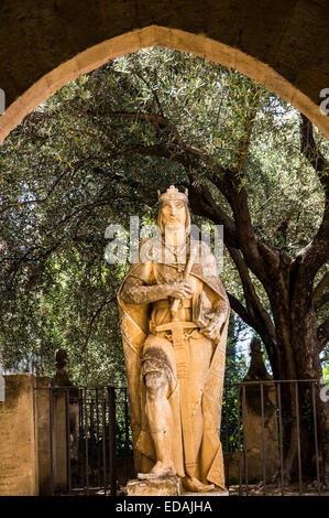 Statua di re Alfonso X El Sabio nell'Alcazar de los Reyes Cristianos, il Palazzo dei Re Cristiani a Cordoba, Spagna Foto Stock