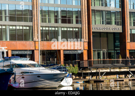 Un lussuoso yacht ormeggiati a St Katharine Docks, East London, al di fuori del Tom ristorante di cucina e Commodity Quay lo sviluppo in Office Foto Stock