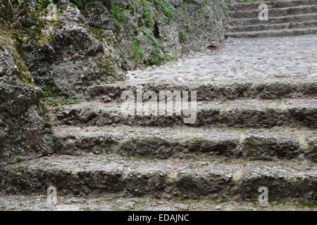 Un vecchio scalini in pietra con usurati passi antichi Foto Stock