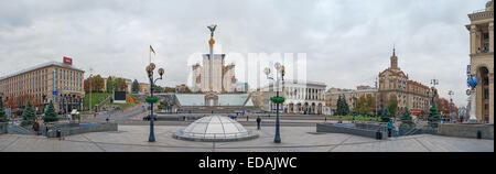 Piazza Indipendenza Maydan Nezalejnosti a Kiev Ucraina giorno nuvoloso tempo SCENIC. Foto Stock