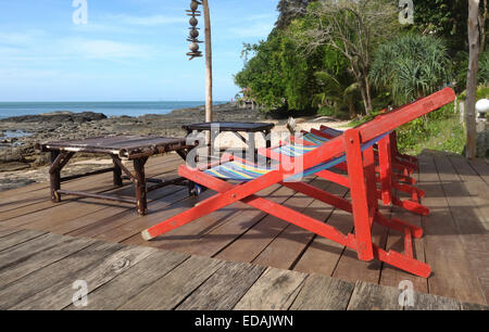 Spiaggia di legno sedia sul ponte del resort, bambù bay, Koh Lanta Thailandia, Sud-est asiatico. Foto Stock