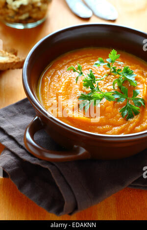 Minestra di crema di zucca con prezzemolo, cibo close up Foto Stock