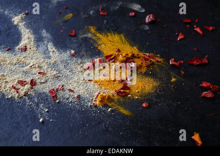 La curcuma, zenzero e paprika su uno sfondo scuro, spezie Foto Stock