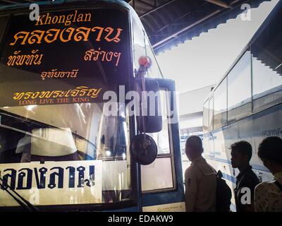 Bangkok, Bangkok, Thailandia. 4 gennaio, 2015. I passeggeri a bordo di un autobus legato per Khonglan, Thailandia, al Mo Chit Stazione degli autobus. Mo Chit, chiamato anche il Nord Stazione Bus, è la più grande stazione degli autobus in Thailandia. Autobus da Mo Chit vai alla maggior parte dei luoghi di interesse in Thailandia, compresa l'Isan regione, città del Nord di Chiang Mai e Chiang Rai, e il confine birmano. Milioni di Thais colpire la strada domenica ritorno a Bangkok dopo il lungo weekend nuovo anno di vacanza. Stazioni ferroviarie e i treni sono stati imballati e lo stato di proprietà di società di autobus pianificato migliaia di autobus supplementari per gestire la domanda. (Credito Im Foto Stock