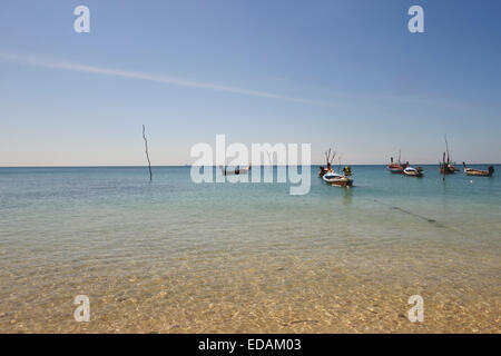 Thai coda lunga imbarcazioni a Kantiang Bay, Koh Lanta, Ko Lanta, Krabi, Thailandia, Sud-est asiatico. Foto Stock