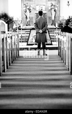 Lo sposo in attesa della sua sposa in chiesa altera Foto Stock