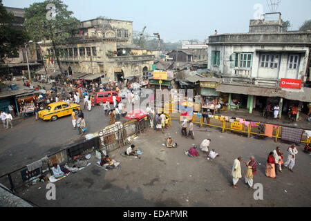 I turisti ed i visitatori di famosi Kalighat Kali Temple hanno resto vicino al santuario il 24 gennaio 2009 in Kolkata Foto Stock