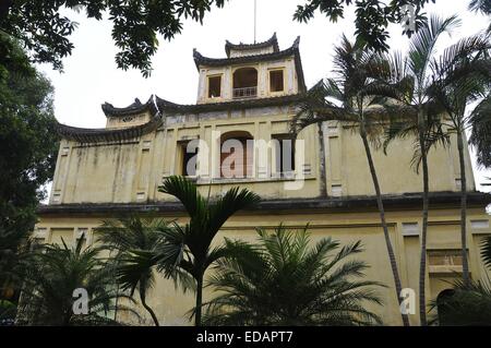 Hanoi. 4 gennaio, 2015. Foto scattata a Gennaio 4, 2015 mostra gli ingressi e le torri di porta di la cittadella imperiale di Thang Long ad Hanoi, Vietnam. La cittadella imperiale di Thang Long fu costruito nel XI secolo. Gli edifici e i resti riflettono un unico nel sud-est asiatico cultura specifico per abbassare il Red River Valley. © Zhang Jianhua/Xinhua/Alamy Live News Foto Stock